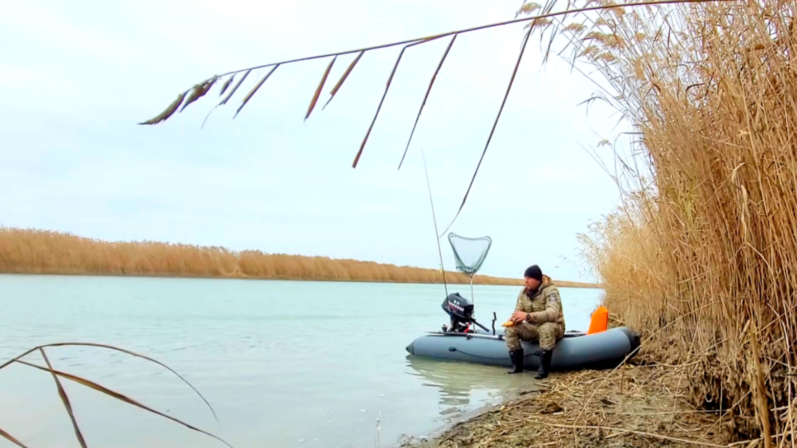 Рыбалка на реке с лодки с берега: окунь, судак, сазан, карась.