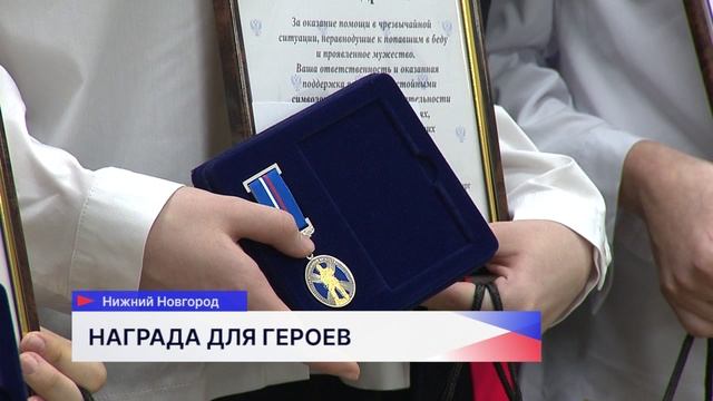 Сенаторы РФ Ольга Щетинина и Александр Вайнберг торжественно вручили паспорта шестнадцати подросткам