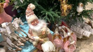 Новогодний Пассаж. Красивый магазин на Невском проспекте Санкт-Петербурга, украшенный к Новому году