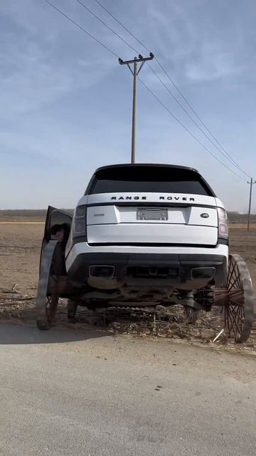 В сети завирусился Range Rover с колесами от телеги.