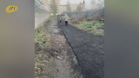 ПО ПРОСЬБЕ ЖИТЕЛЕЙ ДОМОВ ПО УЛ. НИКИТИНА ОБУСТРОЕНА ВРЕМЕННАЯ ПЕШЕХОДНАЯ ДОРОЖКА ДО СТАДИОНА ЖГМК