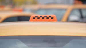 Таксист в Подмосковье помог вернуть деньги пенсионерке, которую обманули мошенники