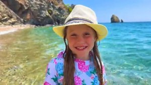 Настя учится заботится о своем щенке