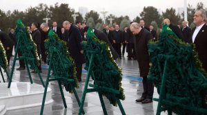 Лидеры ряда стран возложили венки к Монументу Нейтралитета Туркменистана в Ашхабаде