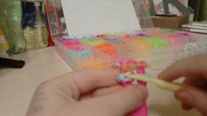 КАК сплести из резинок на рогатке и крючком бабочку!!:3