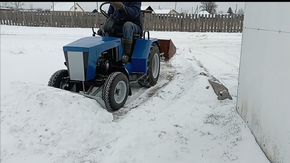 Василёк в работе. Чистка територии от снега. смотреть онлайн