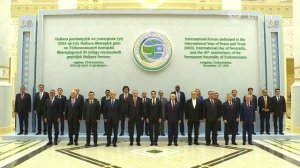 Совместное фотографирование глав делегаций – участников форума в Ашхабаде, Туркменистан, 12 декабря