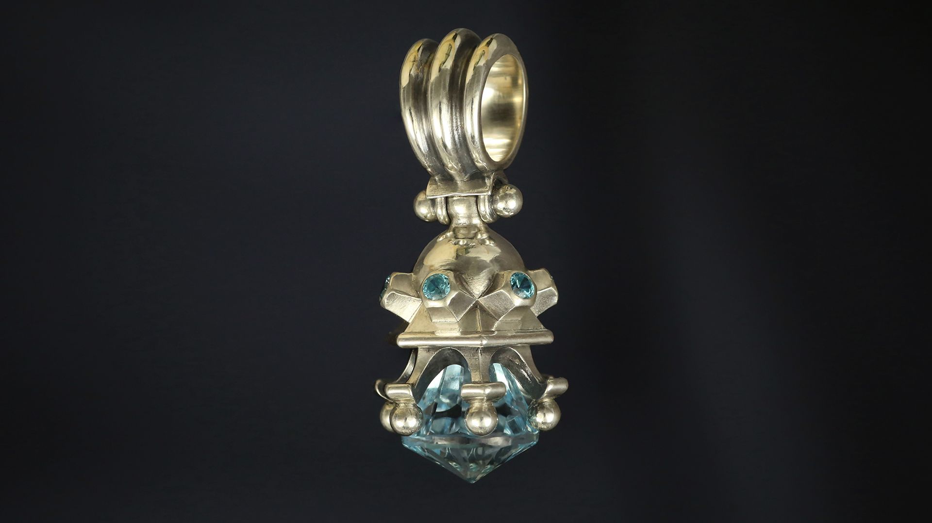 Подвеска с топазами