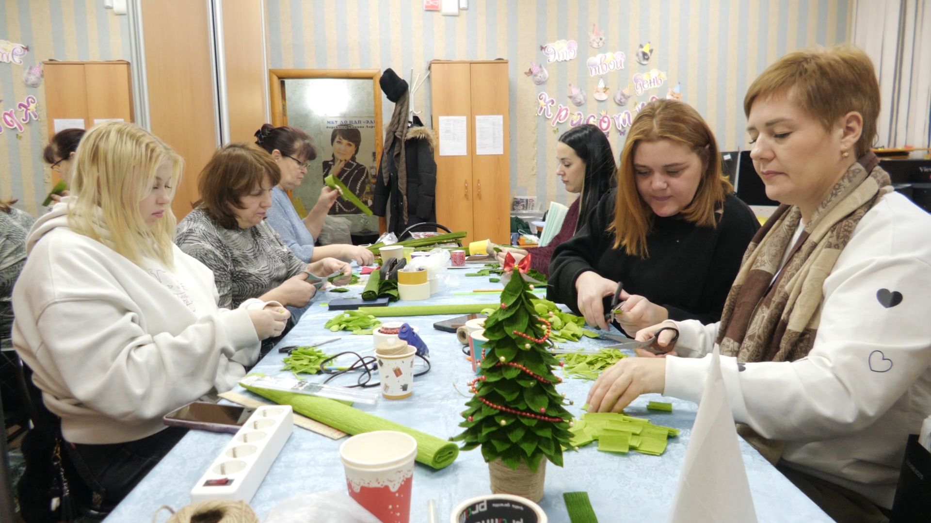 Новогодние подарки своими руками мастерят в центре «Эдельвейс» смотреть онлайн