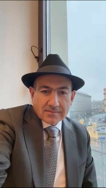 Пашинян снялся на фоне здания ФСБ под «Белые розы»