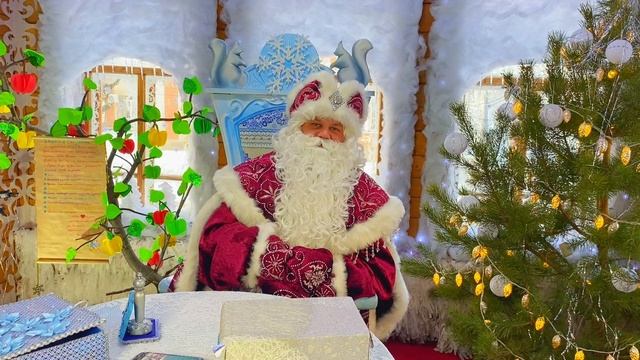 Дедушка Мороз благодарит всех участников конкурса Подарочек для снегурочки