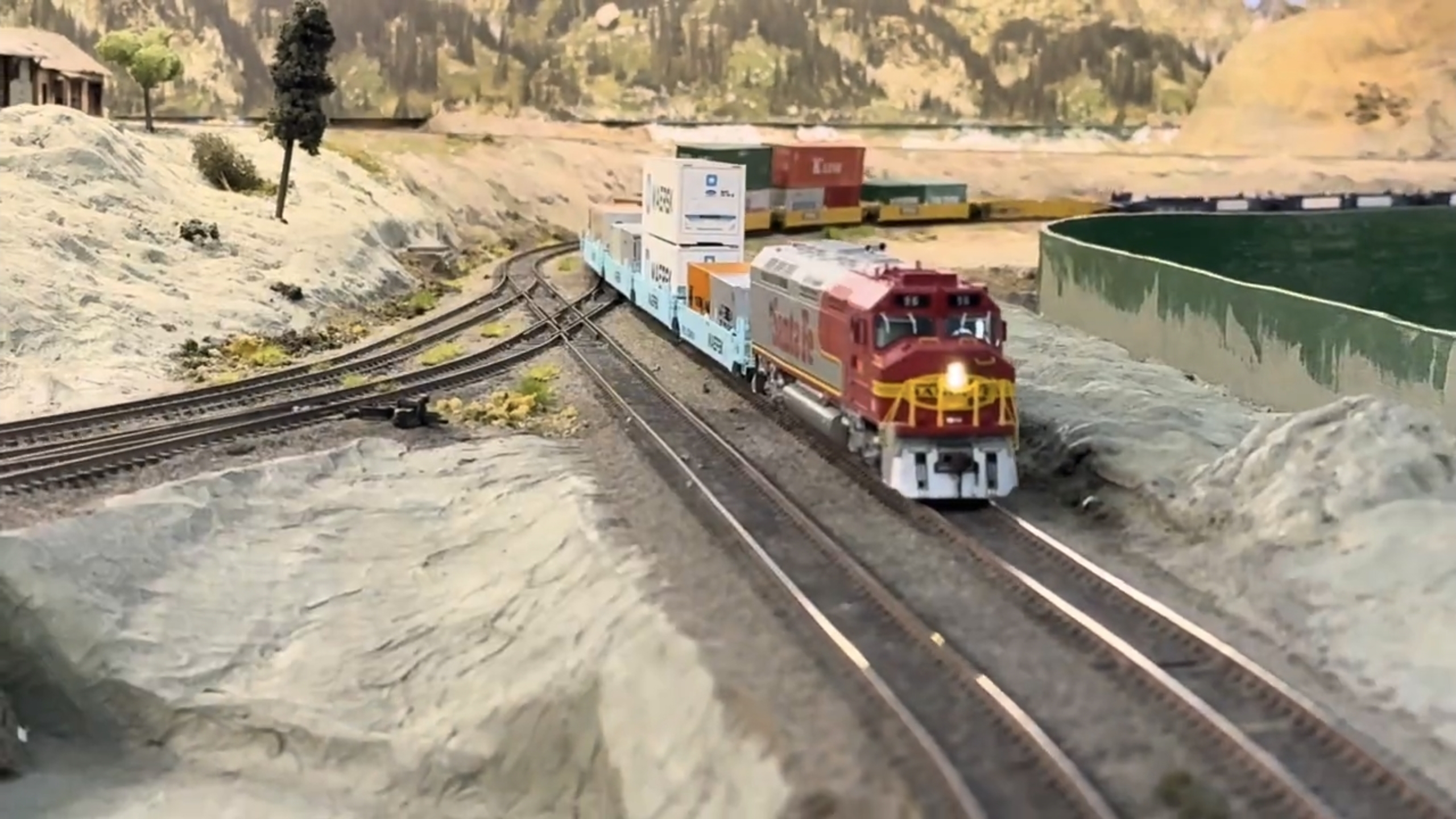 Детализированная модель железной дороги с поездом