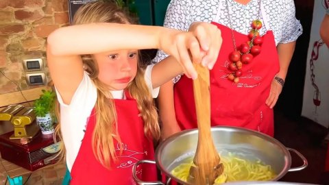Настя и папа учатся готовить пасту и мороженое