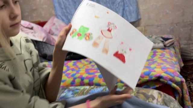 Беатрис показывает свои рисунки