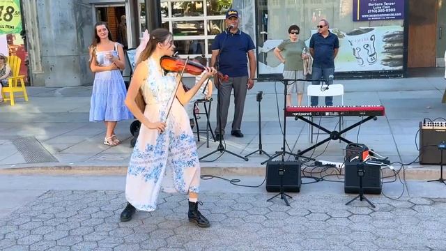 Очень красивое выступление девушки скрипачки на улице.