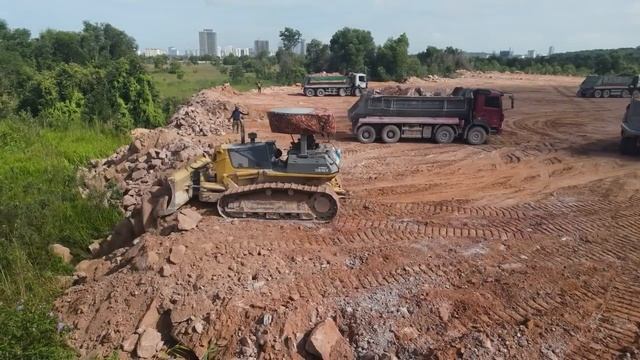 Part_18. Строительство дороги с использованием горного камня. Бульдозер толкает камни.
