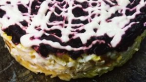 Салат с курицей, сыром и отварной свёклой. Вкусное сочетание на праздничный стол.