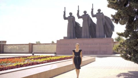 Девушка читает стихи. Красота и боль.