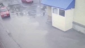 Моснейрофильм, Украина !!!

Зачем мужик остановился и вышел из машины - загадка...