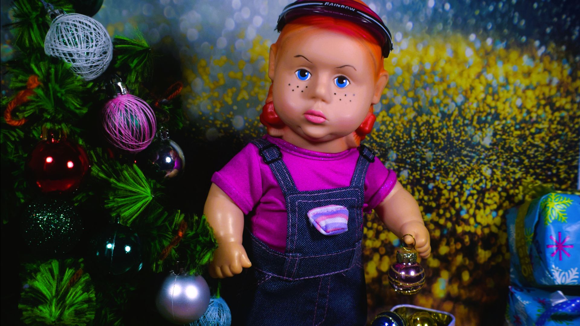 Пупсы - пухляшки наряжают ёлочку