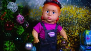 Пупсы - пухляшки наряжают ёлочку