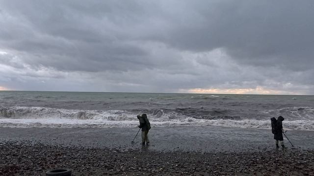 Искатели сокровищ в зимний шторм в Сочи
