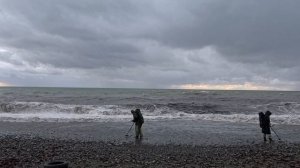 Искатели сокровищ в зимний шторм в Сочи