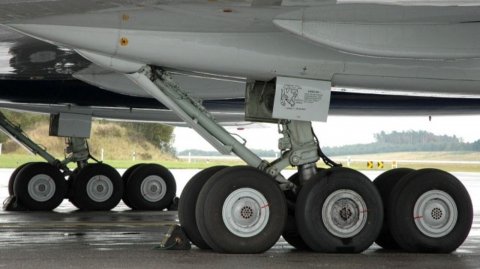 Как шасси самолёта на полной скорости выдерживает вес и не взрывается