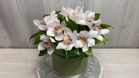 Композиция из белых орхидей в шляпной коробке