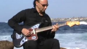 Океанская волна у рифа...