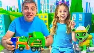 Настя и папа рассказывают как с пользой использовать игрушки в День Земли.