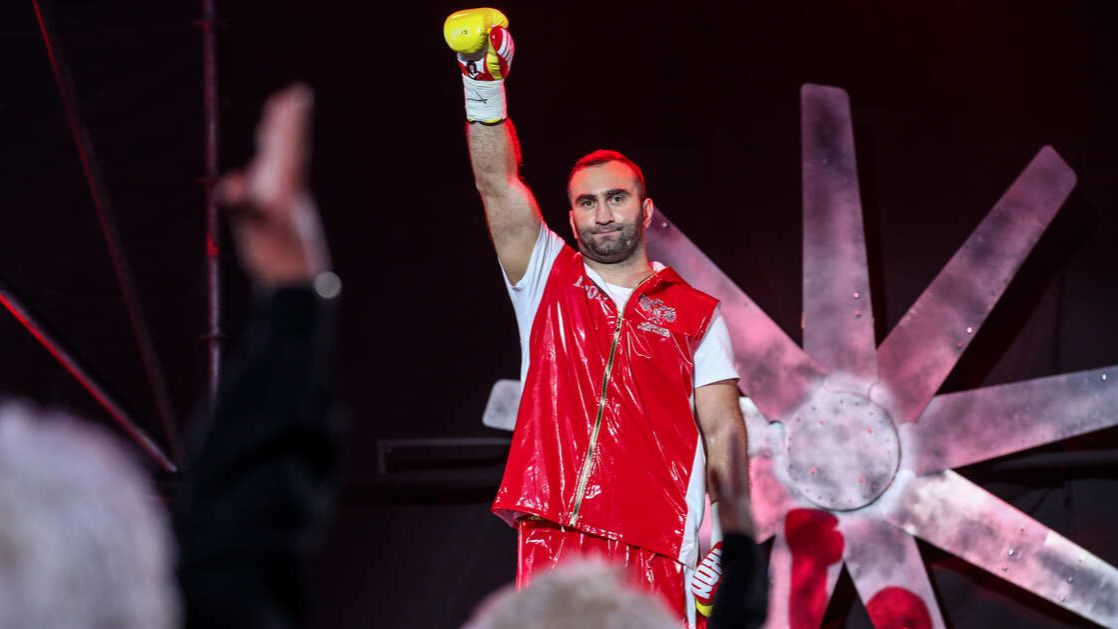 Российский боксер Мурат Гассиев отправил в нокаут болгарина Кубрата Пулева