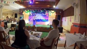 В праздник Лой Кратонг в Таиланде танец во время ужина