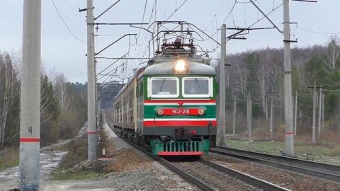 ЧС2 -216 с туристическим поездом "Уральский экспресс" Верхняя Пышма - Екатеринбург.