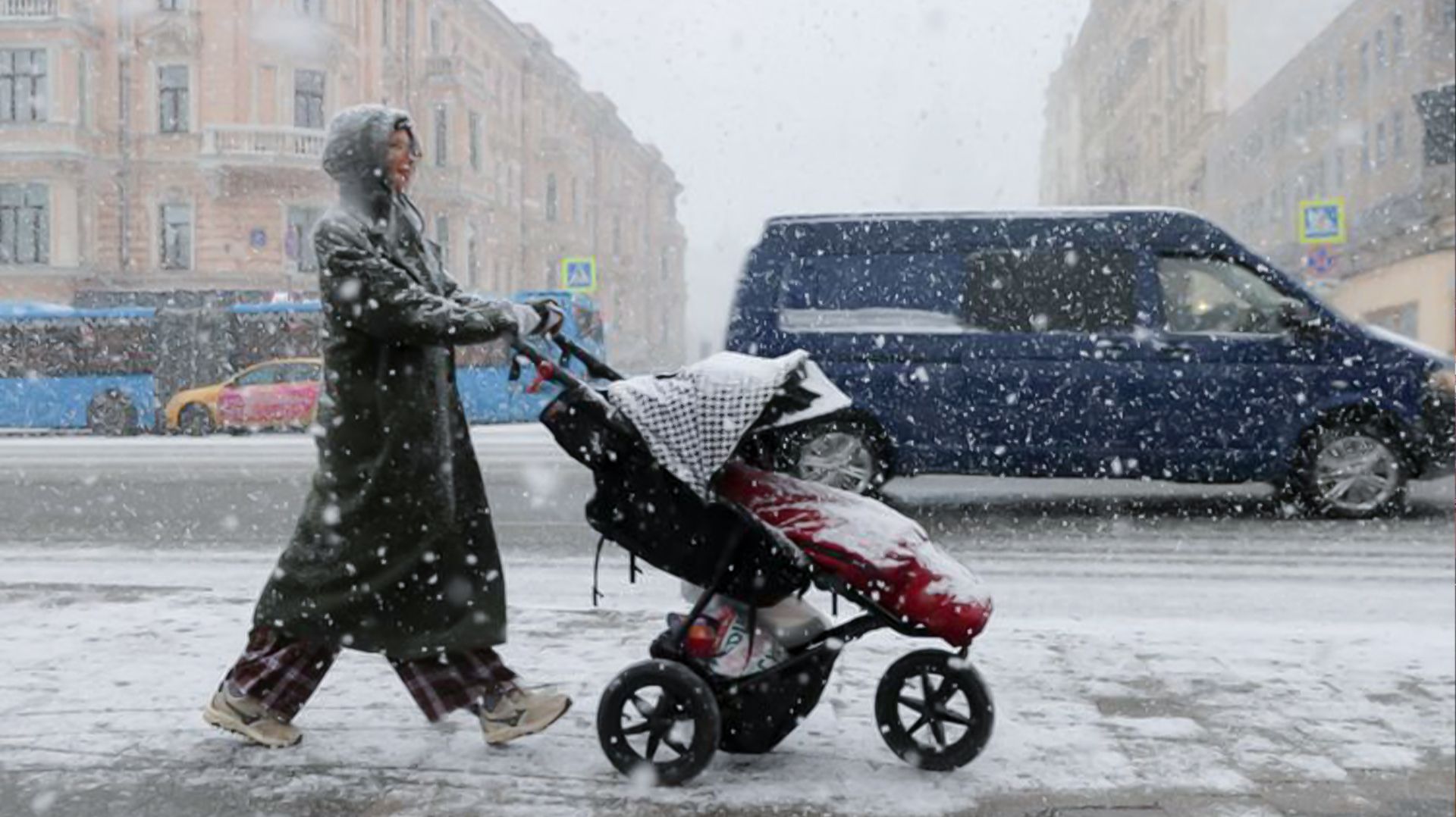 Москва пережила самую холодную ночь текущей зимы, улицы засыпало снегом