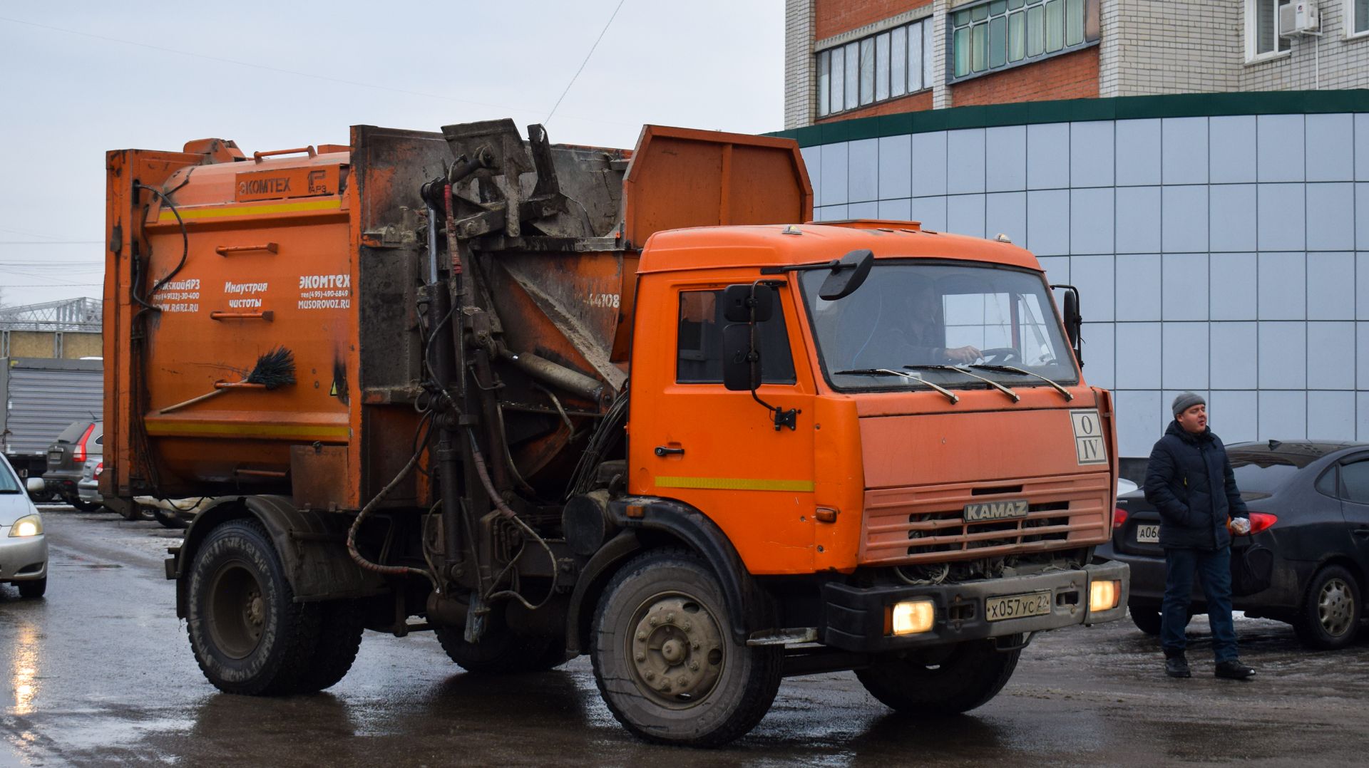 Мусоровоз МКМ-44108 (МК-4454-04) на шасси КамАЗ-43255-A3. (Х 057 УС 22). / KAMAZ garbage truck.