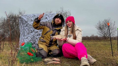 ЖЕНА ЛОВИТ КАРАСЕЙ БОЛЬШЕ МЕНЯ! ВЕРНУЛИСЬ НА ЗАБРОШЕННУЮ РЕКУ!ГОТОВИМ В ПАЛАТКЕ! Рыбалка в Астрахани