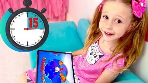 Настя учится определять время по часам во время Хэллоуина. Видео для детей.