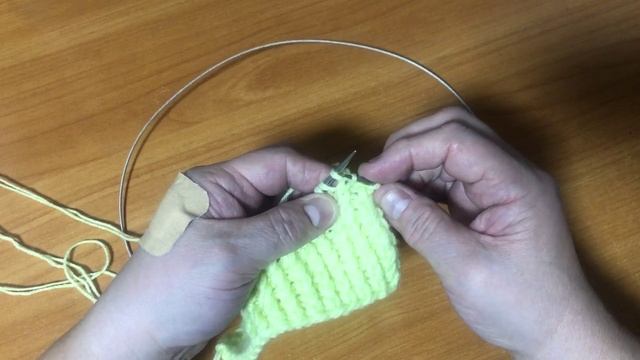 Сегодня свяжем спицами необычную резиночку смотреть онлайн