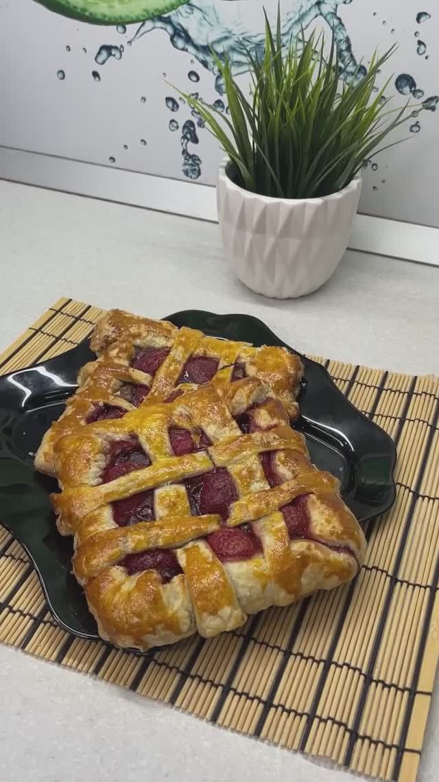 Шоколадные слойки с клубникой🍓 смотреть онлайн