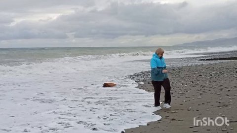 Сочи, пляж санатория Ивушка, шторм на море. 13.12.2025 год