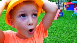 Строим домик для куклы своими руками! Видео для детей!