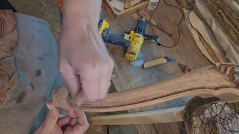 Снятие старого покрытия с ножек стульев