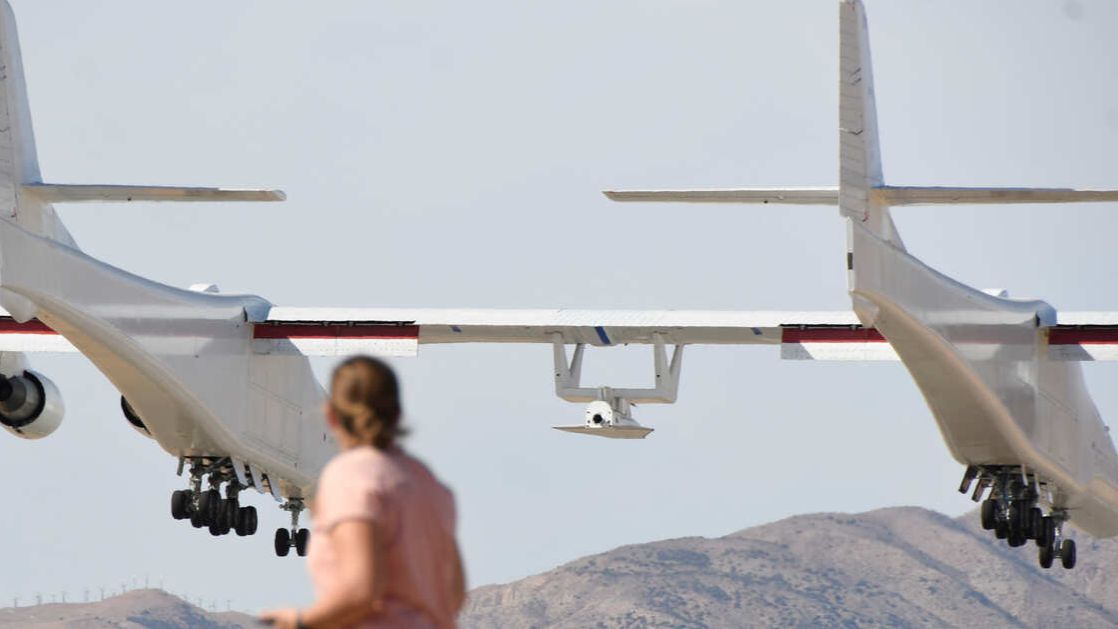 Самолет с размахом крыльев больше футбольного поля попал на видео