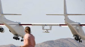 Самолет с размахом крыльев больше футбольного поля попал на видео