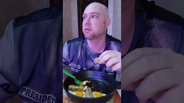 Ответы на вопросы. Колбаски шашлычные жареные с яйцом и салат греческий. Мукбанг. Еда на камеру.