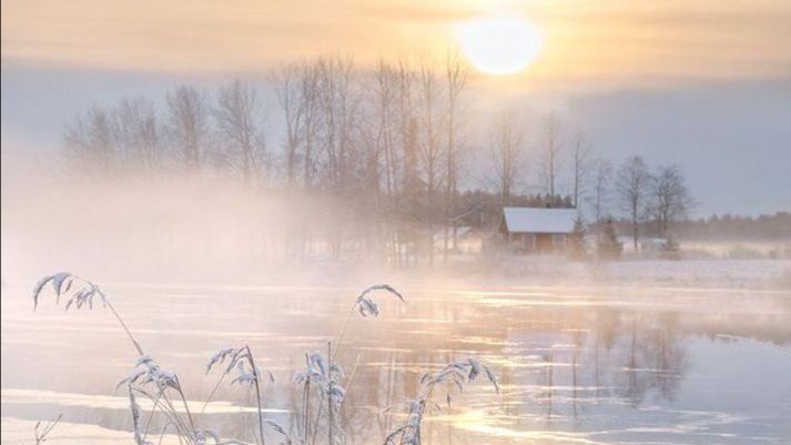 Как нарисовать зимний пейзаж: река, туман смотреть онлайн