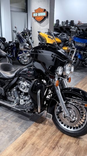 2013 HD Electra Glide Ultra 103 ABS (Vivid Black Double Stripe)