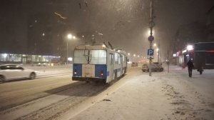 Троллейбус ЗиУ-682 КВР БТРМ-4011 с воющим мостом и автобус  Mercedes-Benz O405 (АО 878 22).