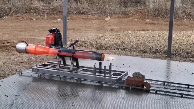 Чуть со стенда не убежал. 😂